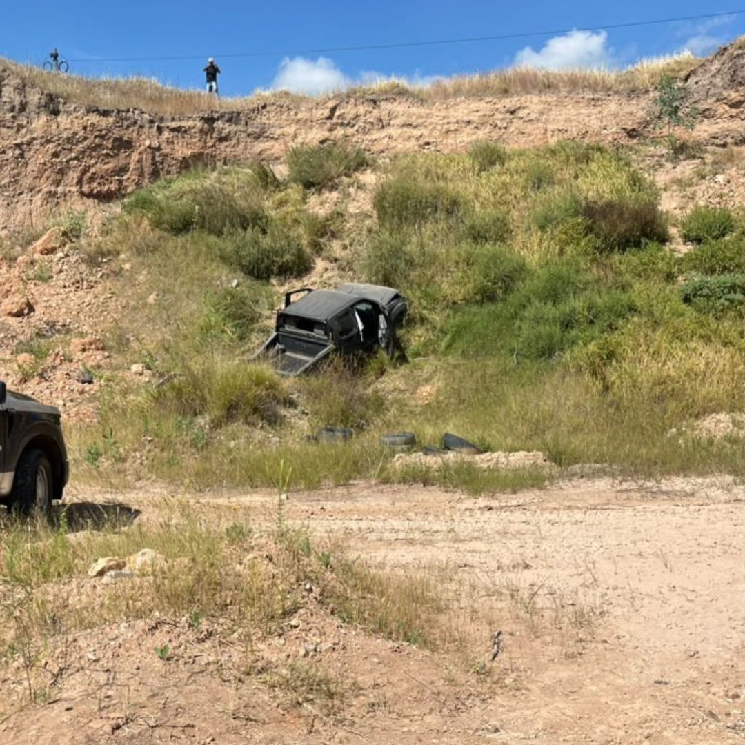 Rescatan a Conductor Tras Caer 10 Metros con su Camioneta